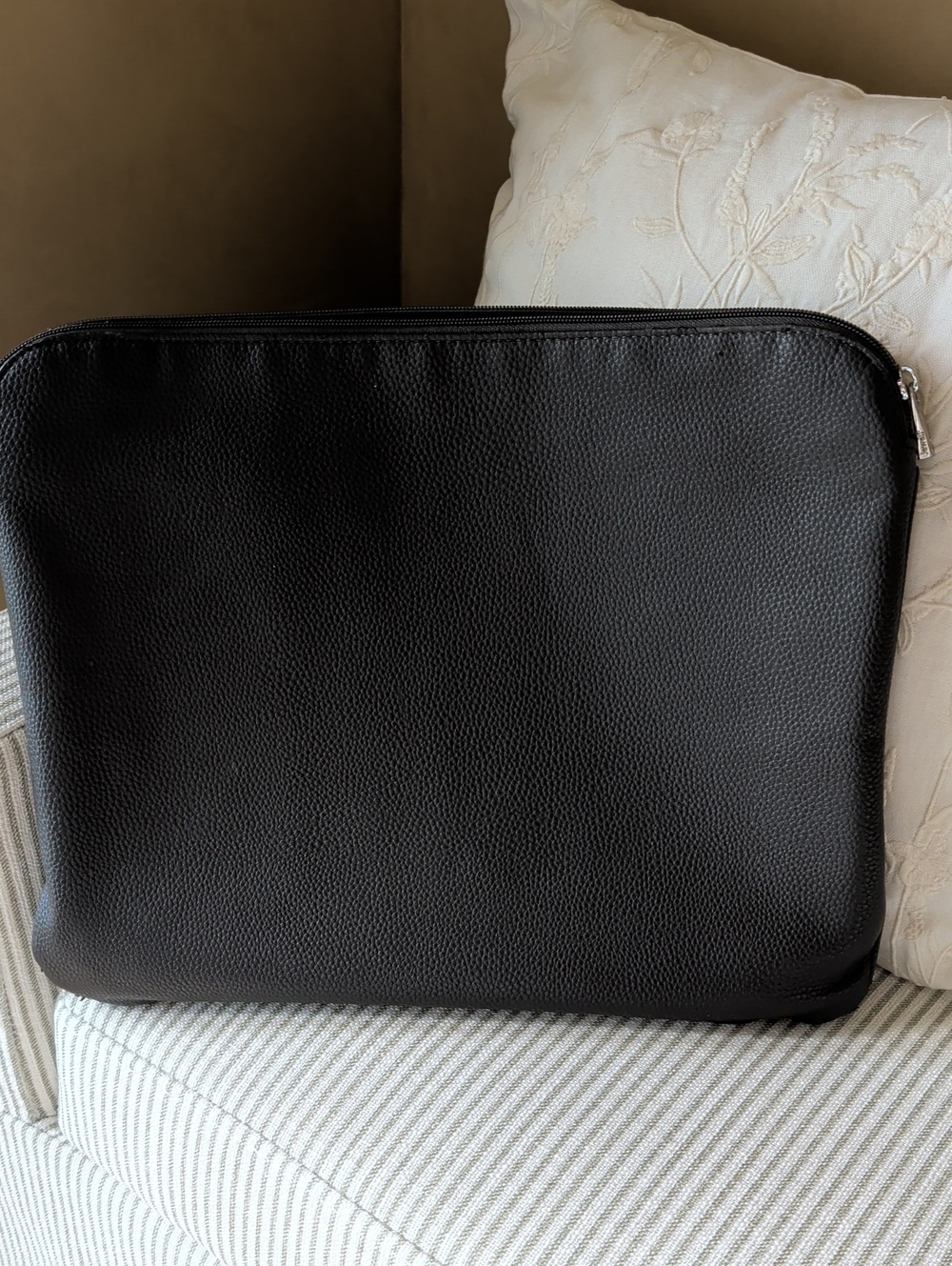 Men or Ladies Dark Gray Leather Zip Folio - Classic Carry Case